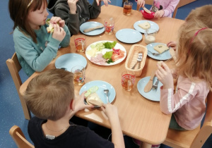 06 dzieci samodzielnie przygotowują kanapki.jpg